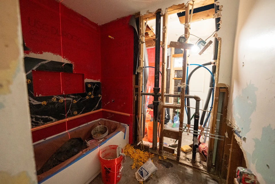 Via Dona bathroom before renovation